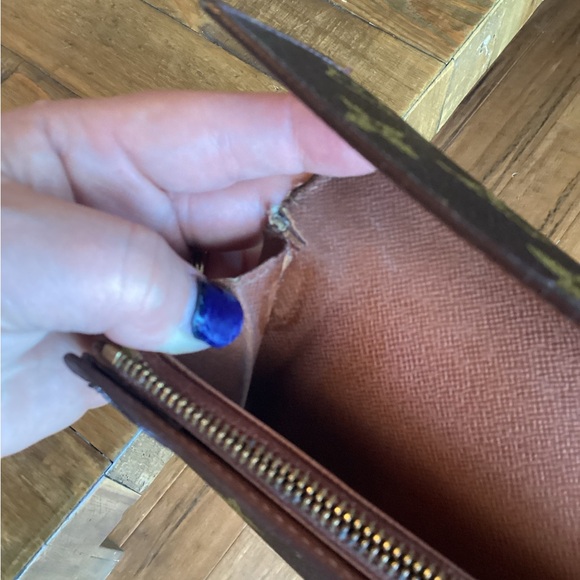 LV Sarah Monogram Wallet. - Picture 8 of 12